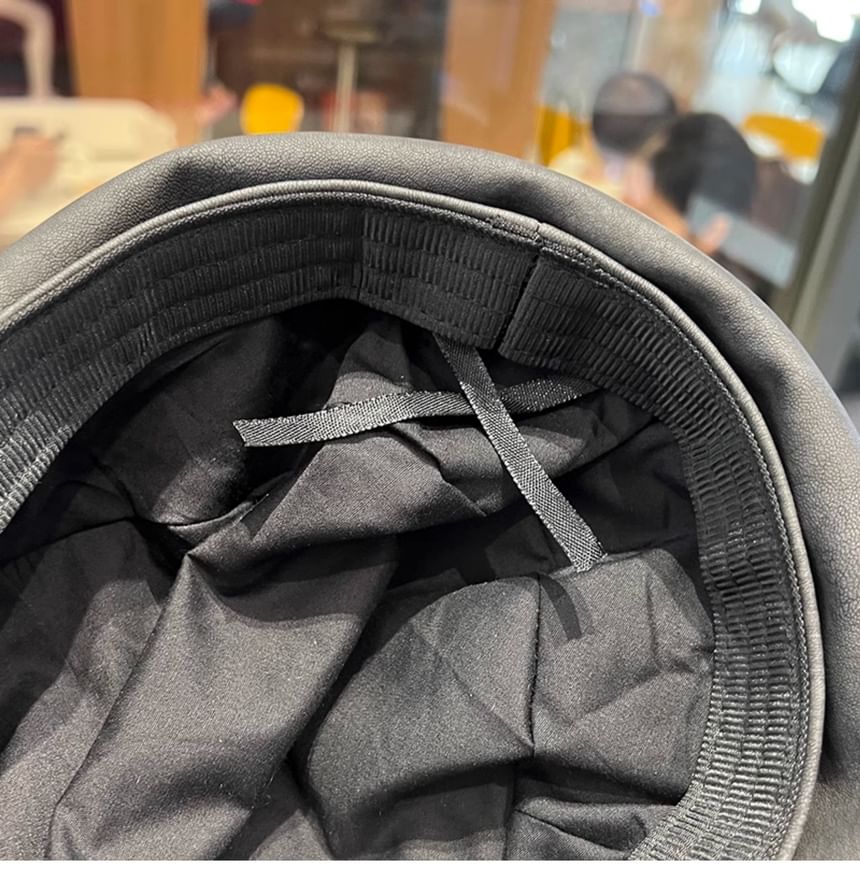 Béret uni en similicuir