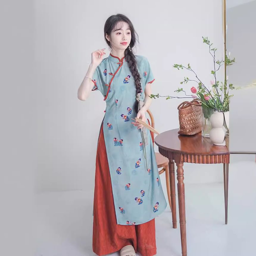 Qipao mi-long à manches courtes et fente florale / Pantalon large taille moyenne / Ensemble