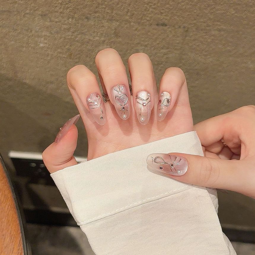 Faux ongles à coller en forme de cœur avec perles artificielles