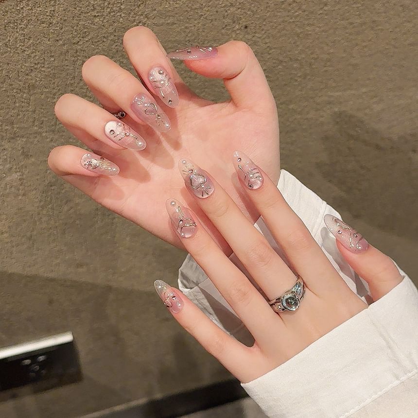 Faux ongles à coller en forme de cœur avec perles artificielles