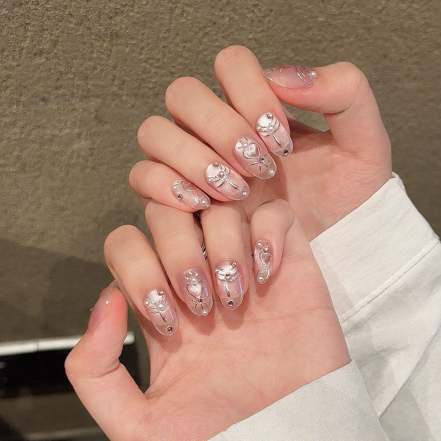 Faux ongles à coller en forme de cœur avec perles artificielles