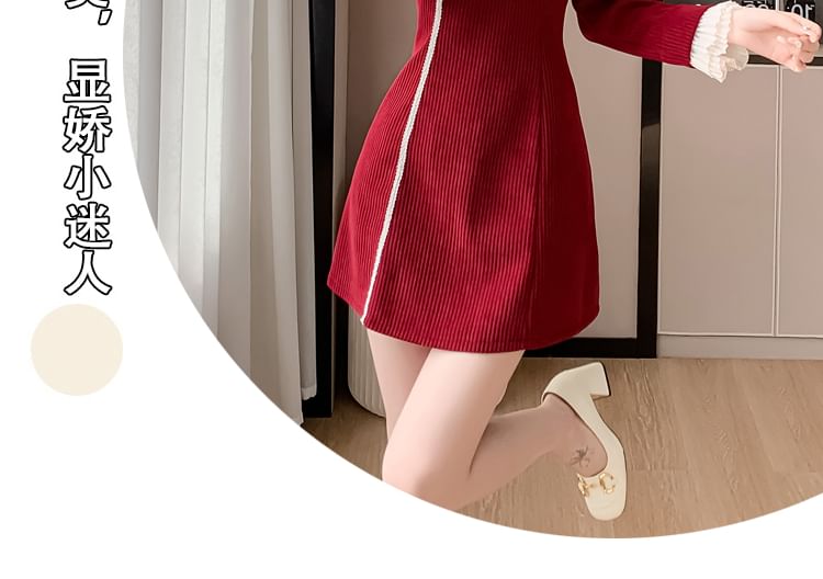 Robe trapèze courte en velours côtelé à manches longues et col montant avec bordure contrastante