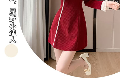 Robe trapèze courte en velours côtelé à manches longues et col montant avec bordure contrastante