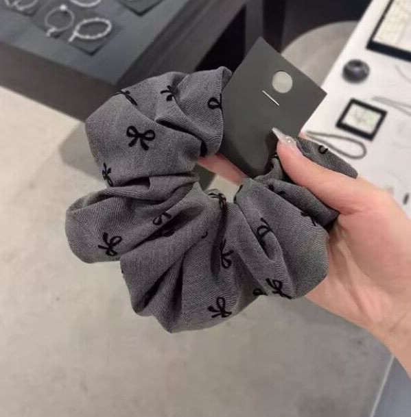 Bow Scrunchie / Dotted Print