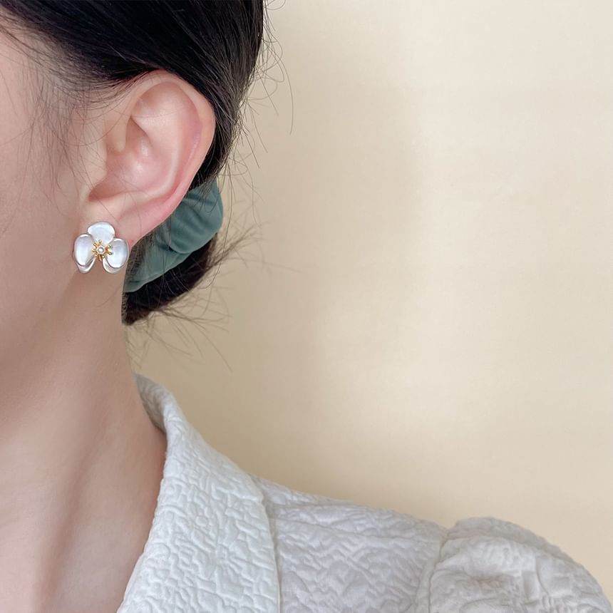 Stud / Pearl Earring Faux Clip-On Flower