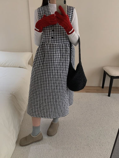 Long-Sleeve Mock Neck Plain Tee / V-Neck Gingham Quilted Half-Buttoned Midi Jumper Dress