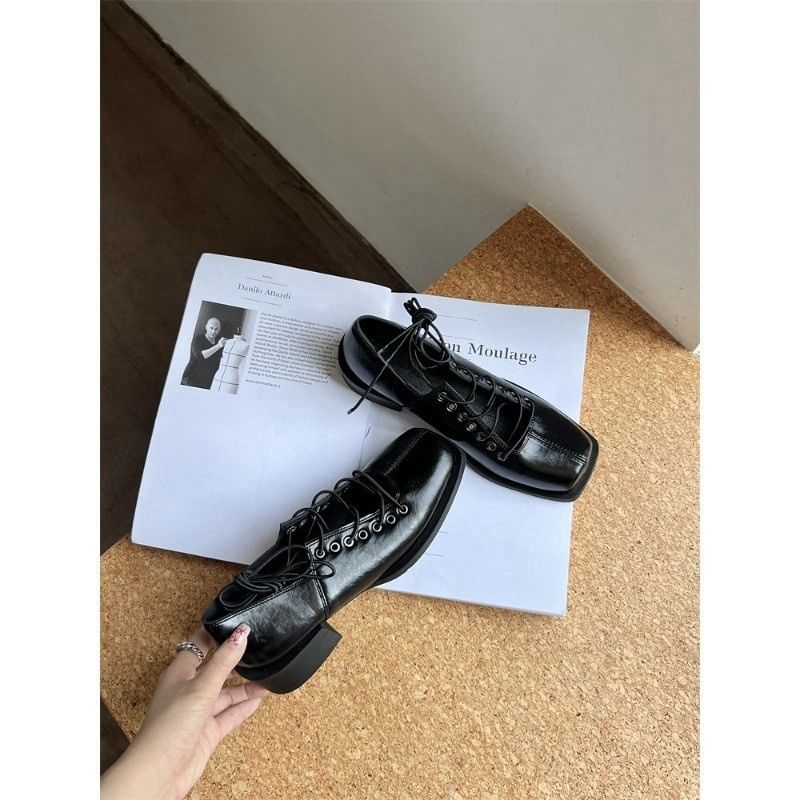 Square Flats Lace-Up Toe