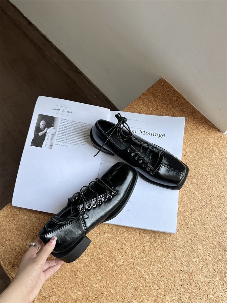 Square Flats Lace-Up Toe