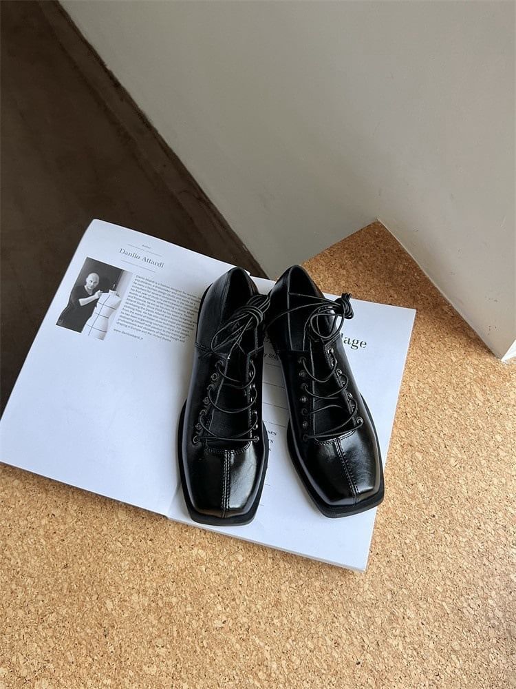 Square Flats Lace-Up Toe