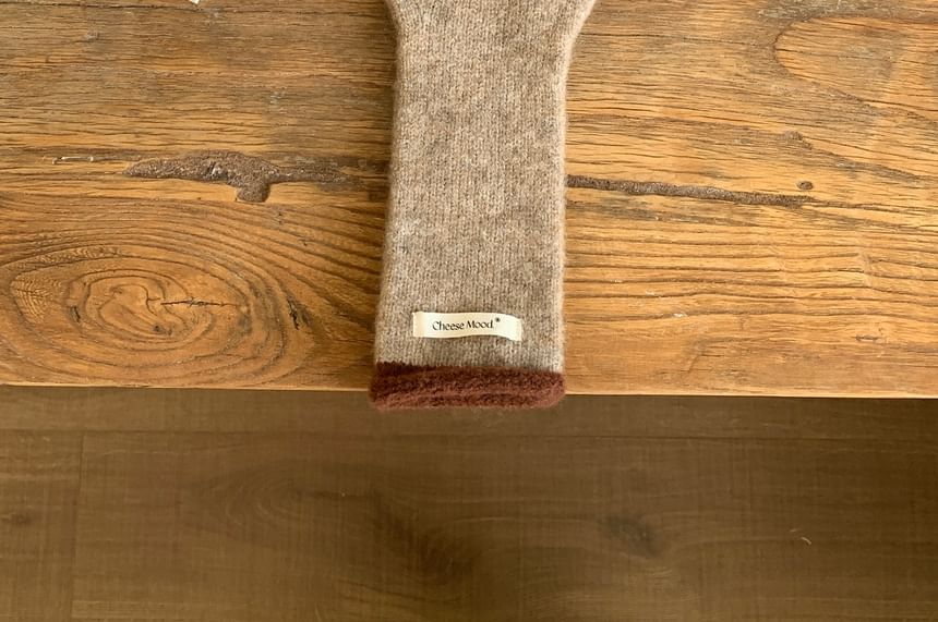 Knit Applique Contrast Trim Gloves