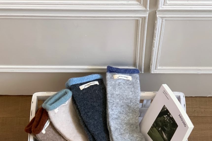 Knit Applique Contrast Trim Gloves