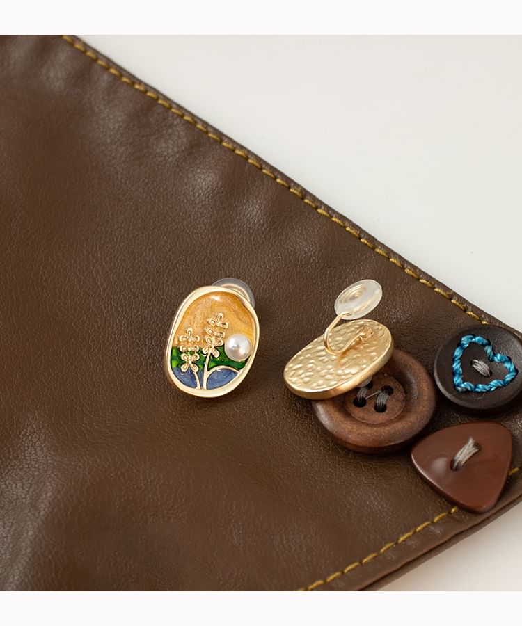 Stud / Earring On Faux Enamel Clip Pearl