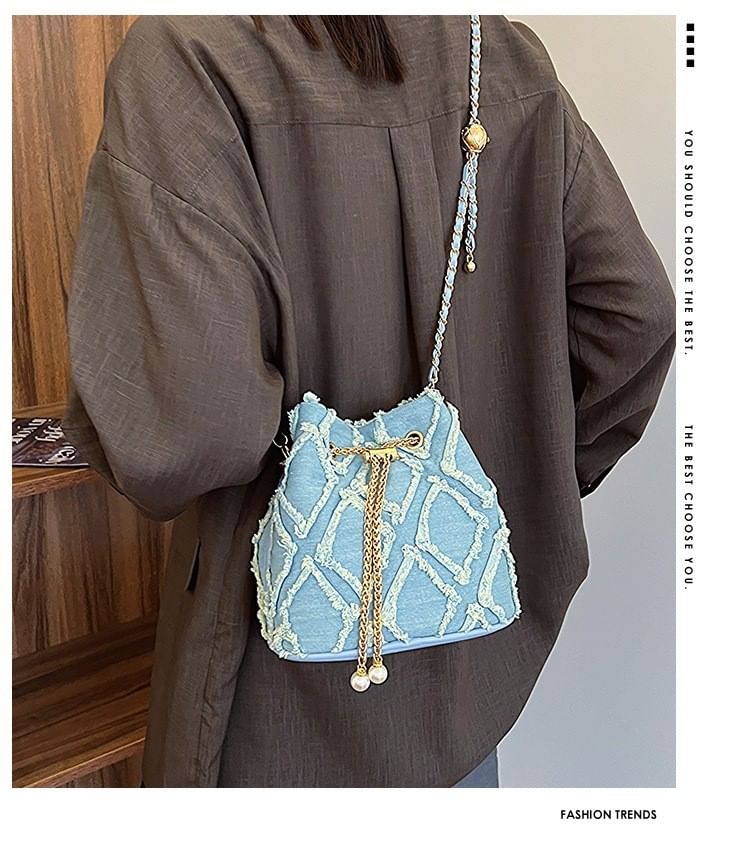 Strap Bucket Bag Frayed Drawstring Chain