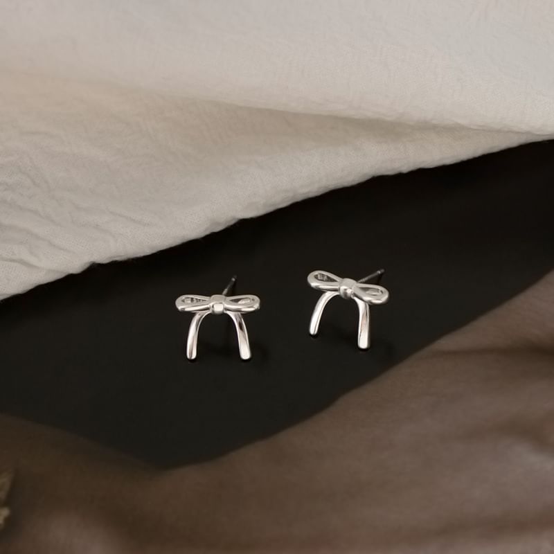 On / Clip Stud Bow Earring