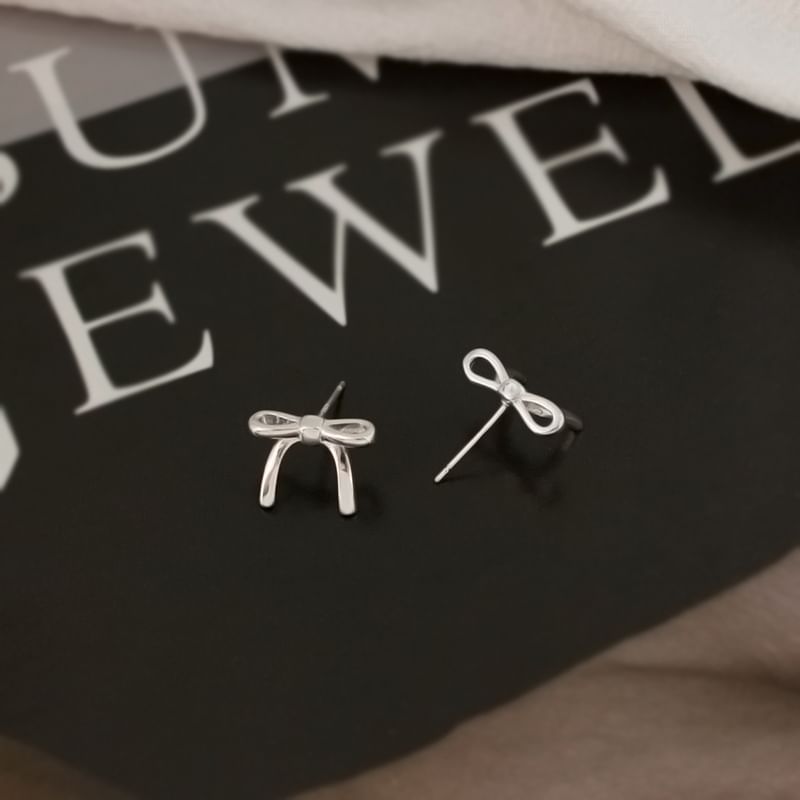 On / Clip Stud Bow Earring