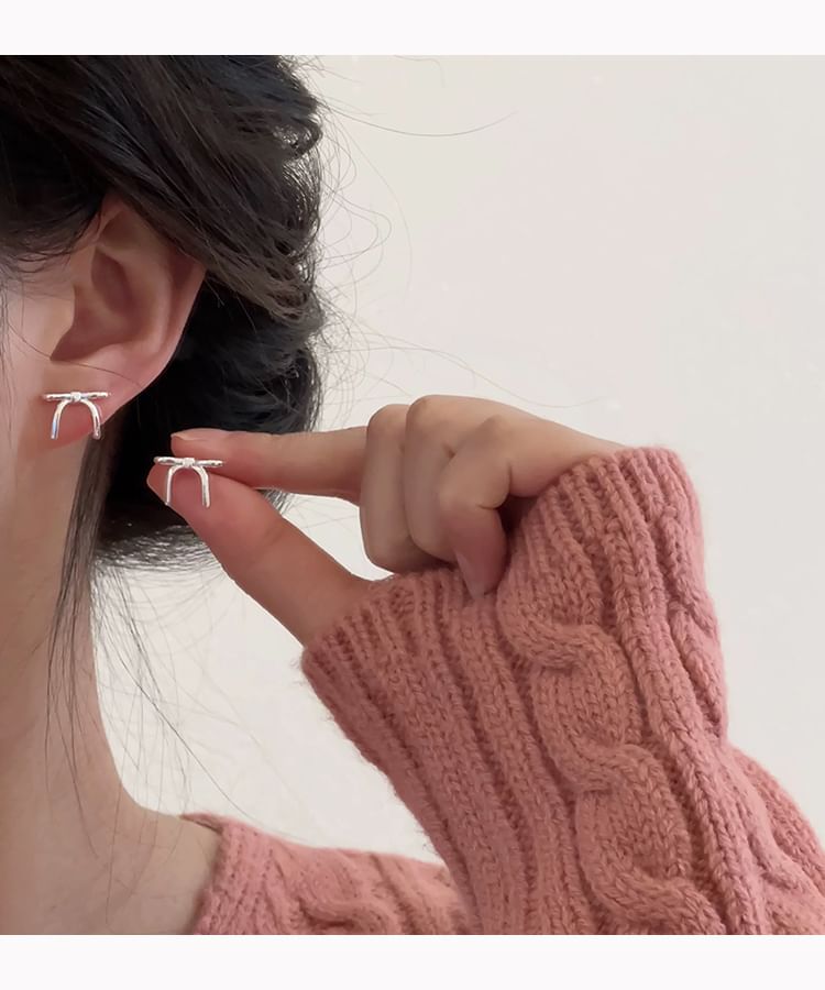 On / Clip Stud Bow Earring