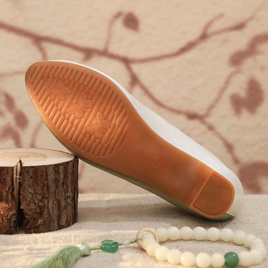 Floral Panel Pumps Embroidered