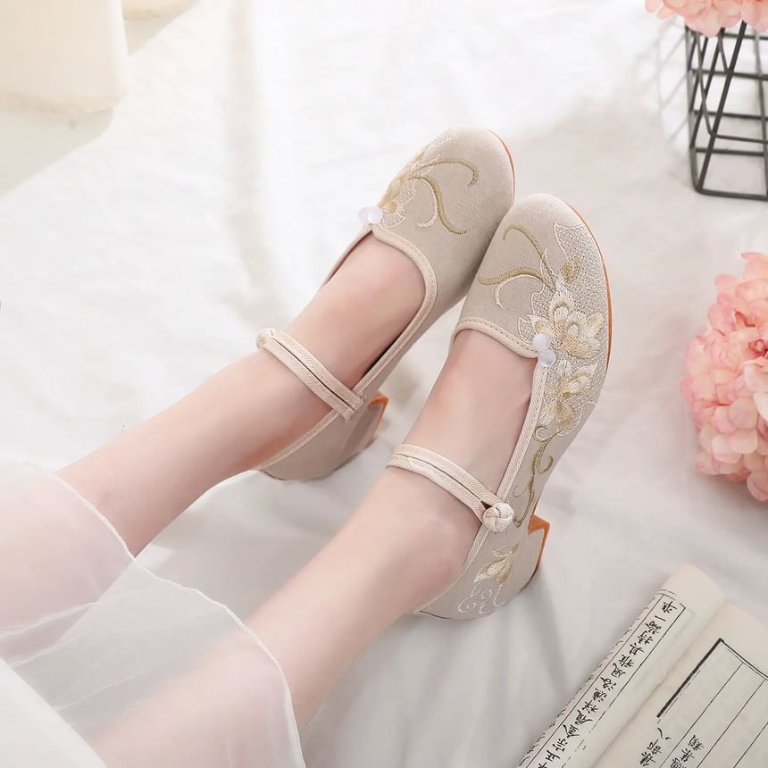 Embroidered Heel Block Shoes