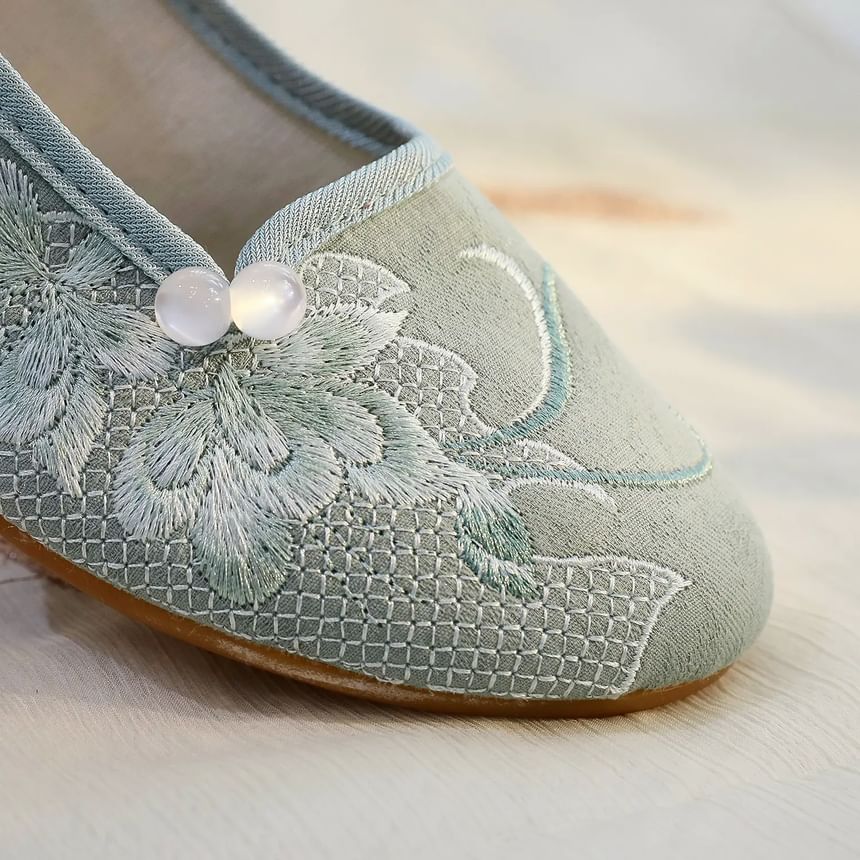 Embroidered Heel Block Shoes