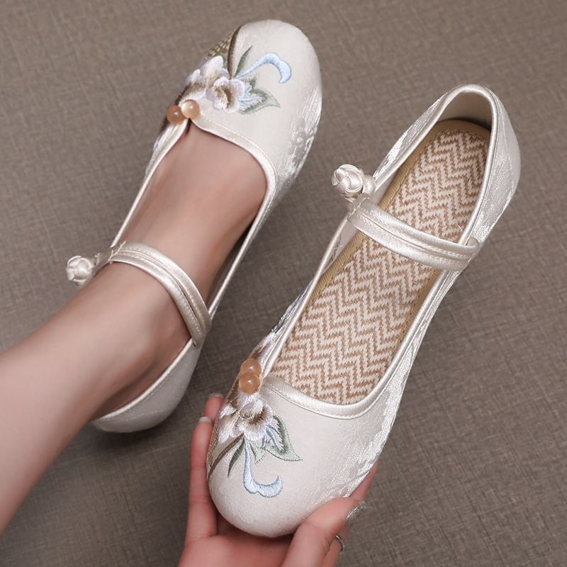 Heel Block Embroidered Shoes