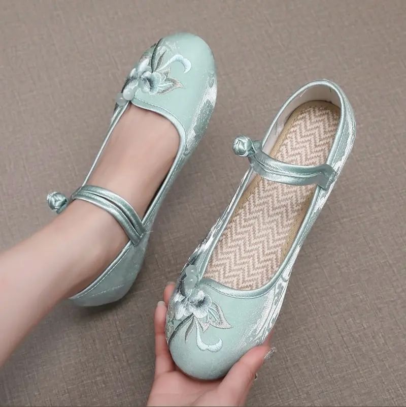 Heel Block Embroidered Shoes