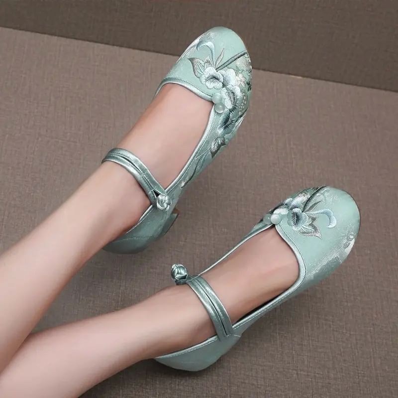 Heel Block Embroidered Shoes