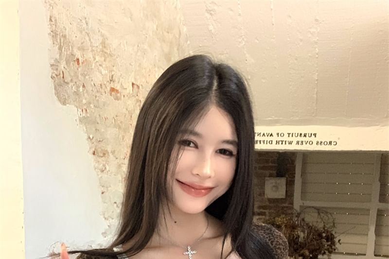 V-Neck Slim Short-Sleeve Trim Fit Tee Lace Print