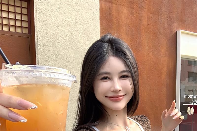 V-Neck Slim Short-Sleeve Trim Fit Tee Lace Print