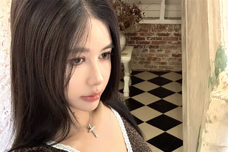 V-Neck Slim Short-Sleeve Trim Fit Tee Lace Print