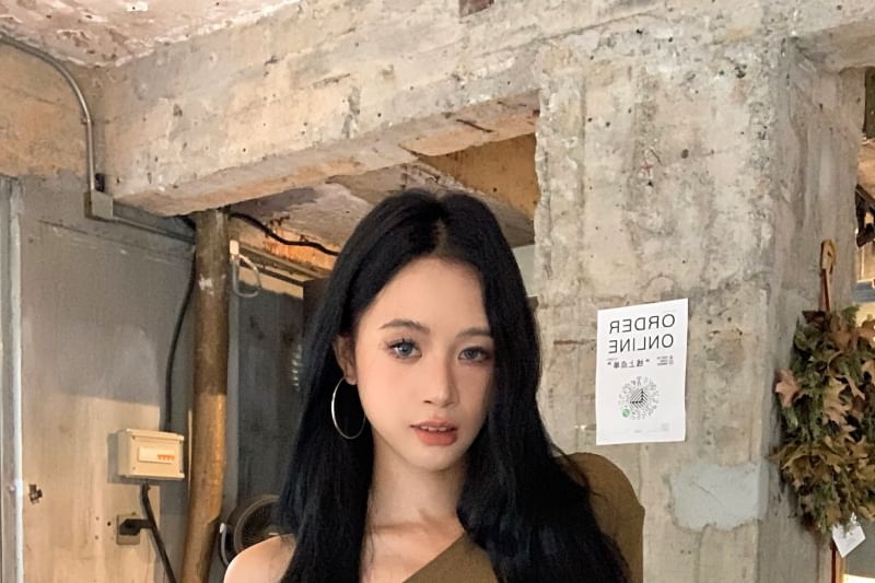 One-Shoulder Long-Sleeve Plain Asymmetrical Crop Slim Neck Fit T-Shirt