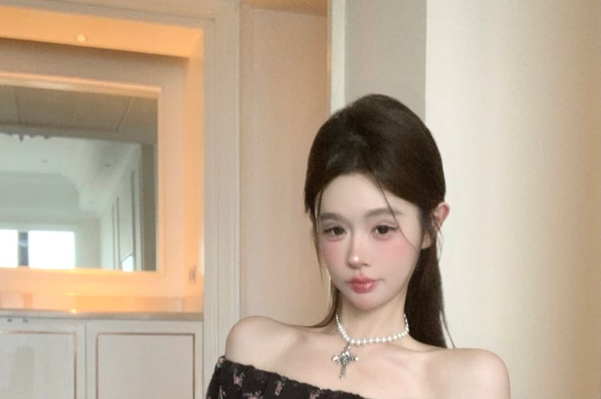 Slim Ruffle Trim Tee Cap-Sleeve Floral Panel Off-Shoulder Fit