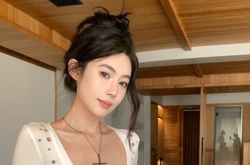 Studded Sleeve Tee Deep Short Plain Plunge