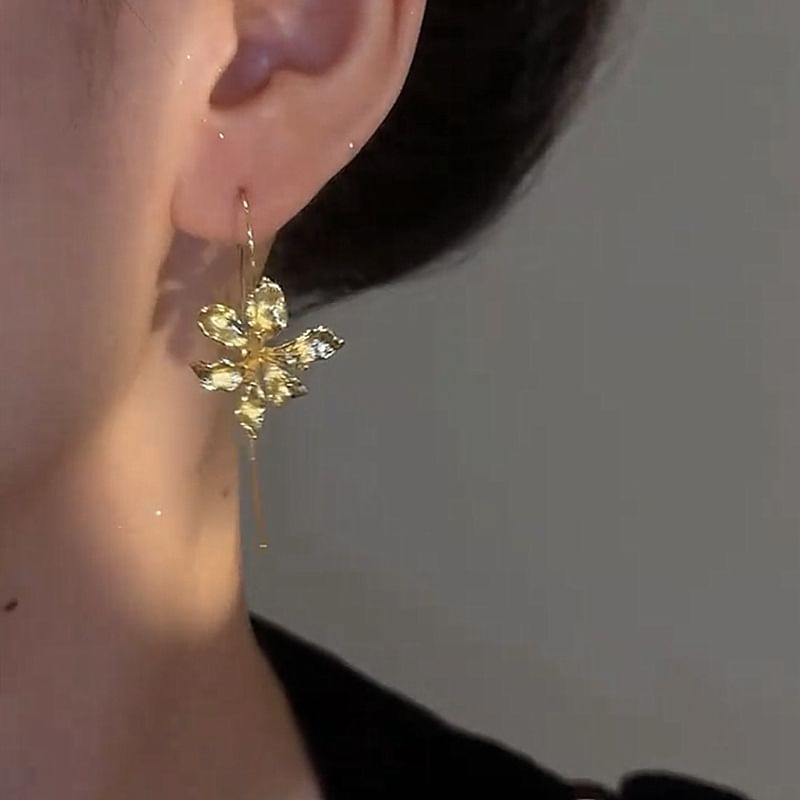Boucle d'oreille pendante en forme de fleur