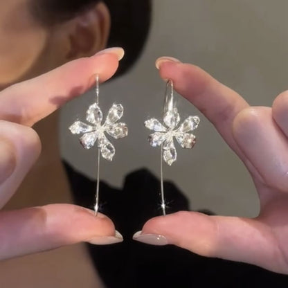 Boucle d'oreille pendante en forme de fleur