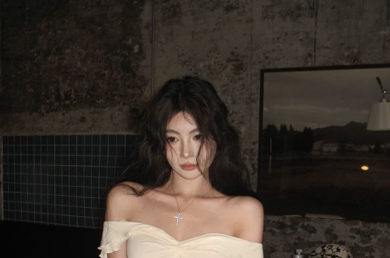 Cap-Sleeve V-Neck Crop Top Plain