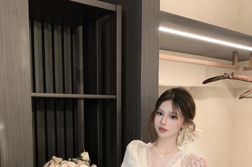 Ribbed Trim Short-Sleeve Fit Plain Slim V-Neck Cold-Shoulder Lace Tee