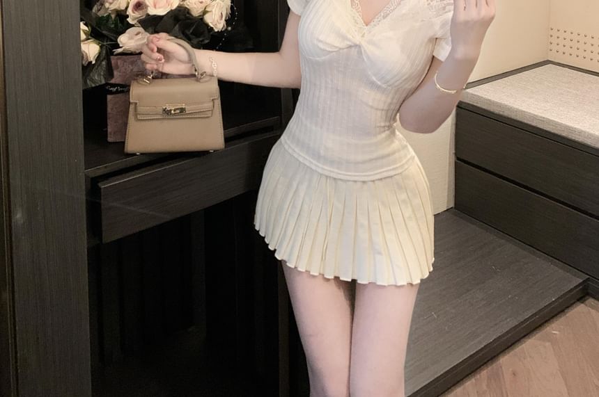 Ribbed Trim Short-Sleeve Fit Plain Slim V-Neck Cold-Shoulder Lace Tee