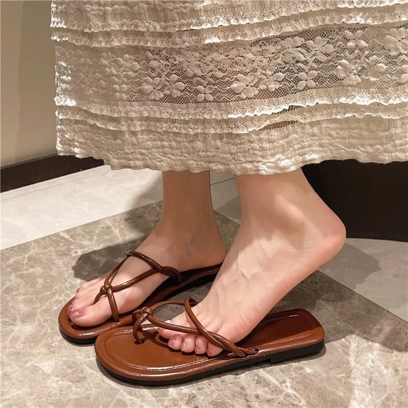 Knot Strappy Flip-Flops