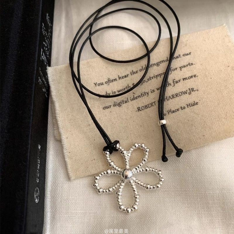 Cord Pendant Necklace Flower