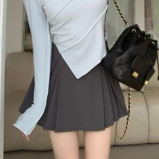 Long-Sleeve V-Neck Plain T-Shirt / Mid Rise Plain Mini A-Line Skirt