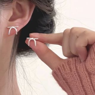 On / Clip Stud Bow Earring