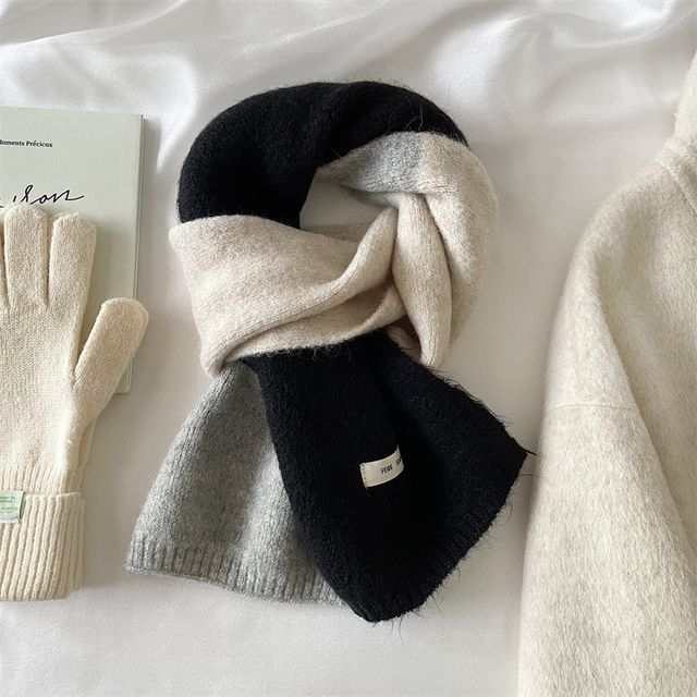 Applique Scarf Color Lettering Block Knit