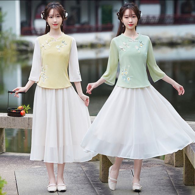 3/4-Sleeve V-Neck Floral Hanfu Top / High Waist Midi A-Line Skirt / Set