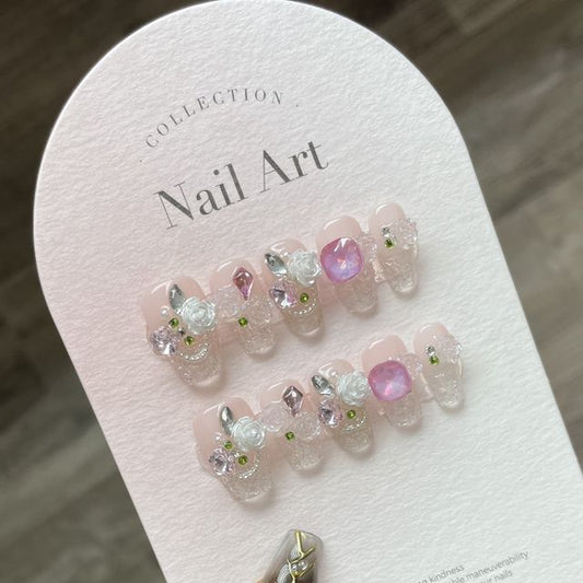 Faux ongles en cristal et fleurs artificielles