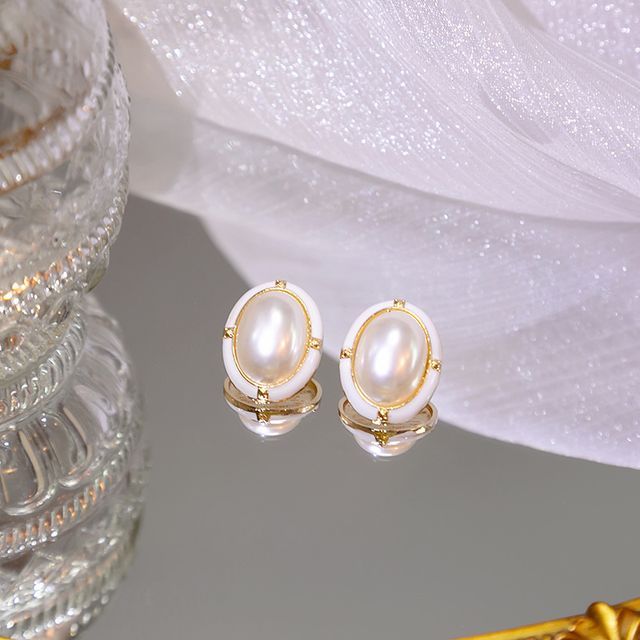 Oval Pearl Earring