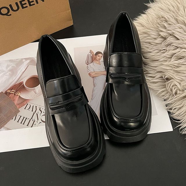 Loafer aus Kunstleder mit Plateau und klobigem Absatz