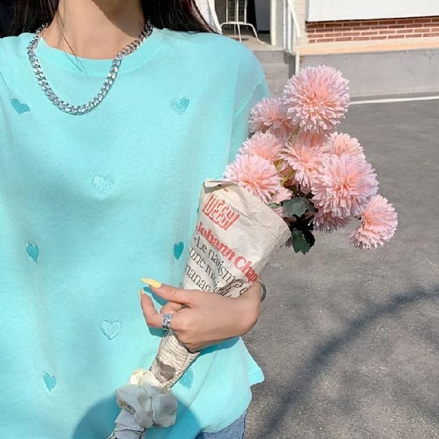 Tee Embroidered Neck Short-Sleeve Heart Round