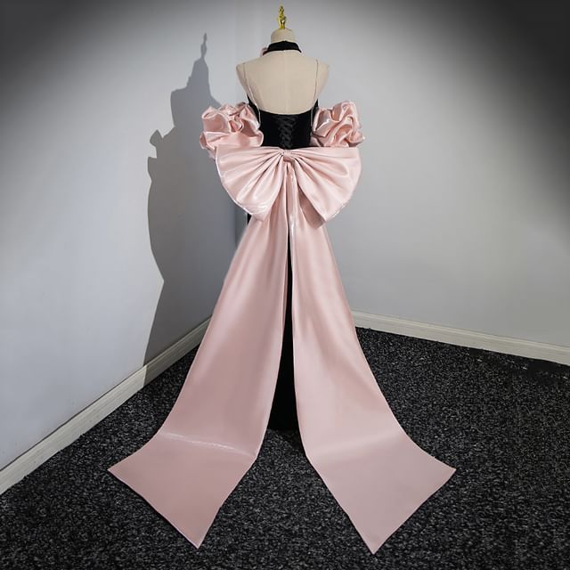 Robe de soirée fourreau à col licou et nœud dans le dos