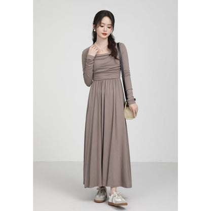 Long-Sleeve Queen Anne Neckline Plain Maxi A-Line Dress