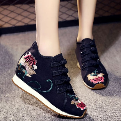 Sneakers Wedge Embroidered Hidden Flower